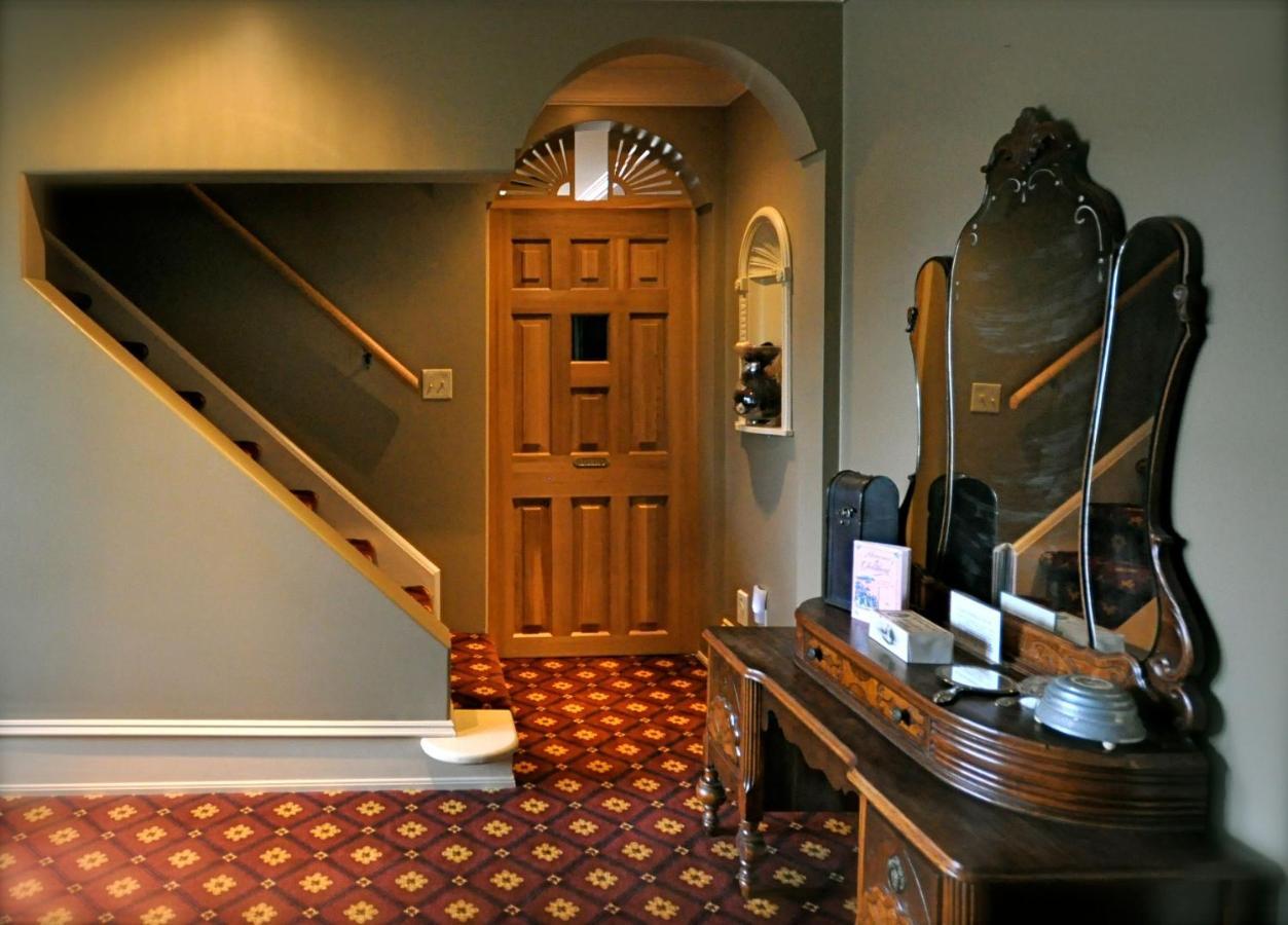Creighton Manor Inn Bed & Breakfast Orillia Exterior photo