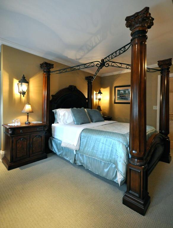 Creighton Manor Inn Bed & Breakfast Orillia Exterior photo