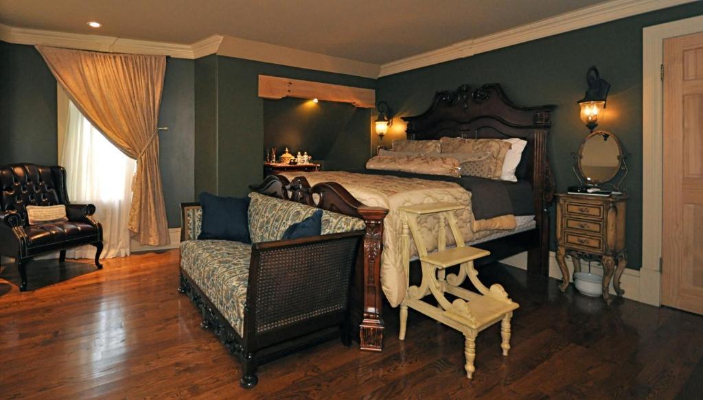 Creighton Manor Inn Bed & Breakfast Orillia Exterior photo